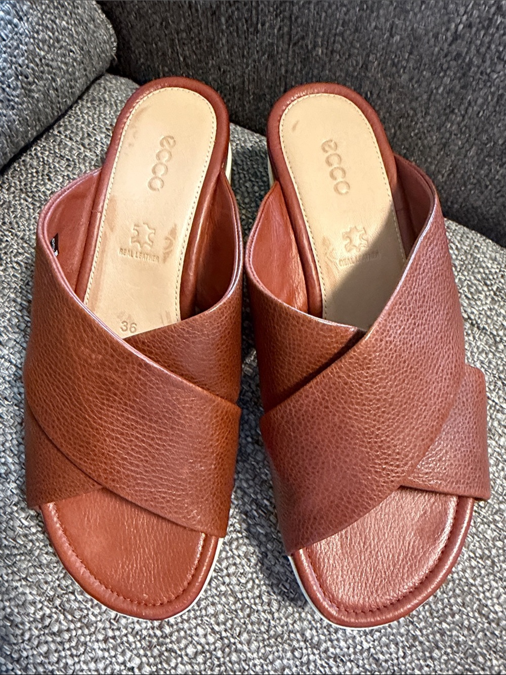ECCO Brown Pebble Grain Leather Crisscross
Slide Sandals - EU 36 US 5-5.5